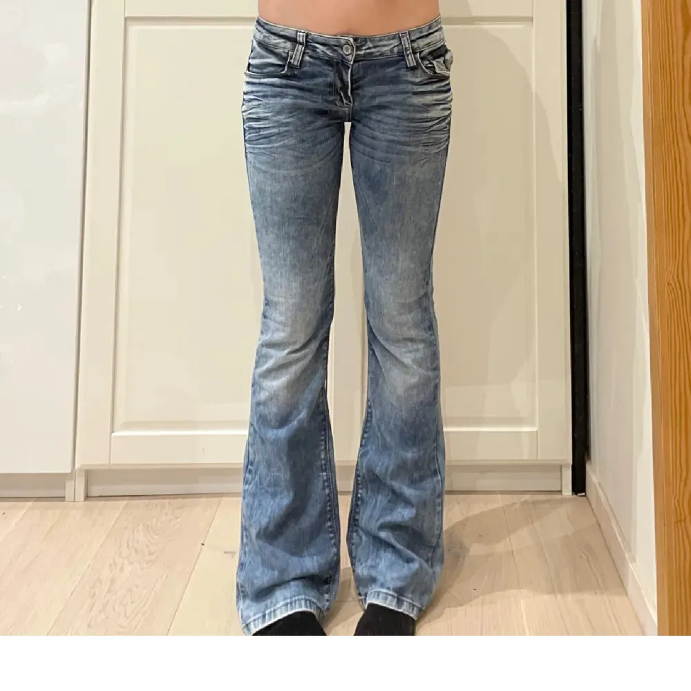 Jätte coola o fina lågmidjade bootcut jeans, köp på plick men säljer igen för den likar många av mina andra jenas. Midja rakt över: 39 och jag e 172 o den sitter perfekt . Jeans & Byxor.