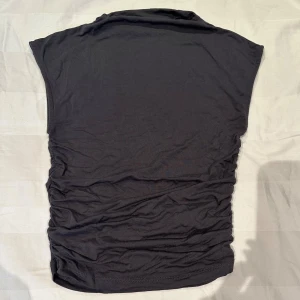 Svart/grå ärmlös topp - Säljer dessa två fina Gina tricot toppar då jag inte använder de längre. 