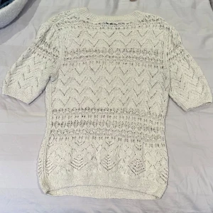 Beige stickad tröja - Säljer denna stickade t-shirt från zara då den inte kommer till användning längre. Har dock ett lite hål vid halsen. 
