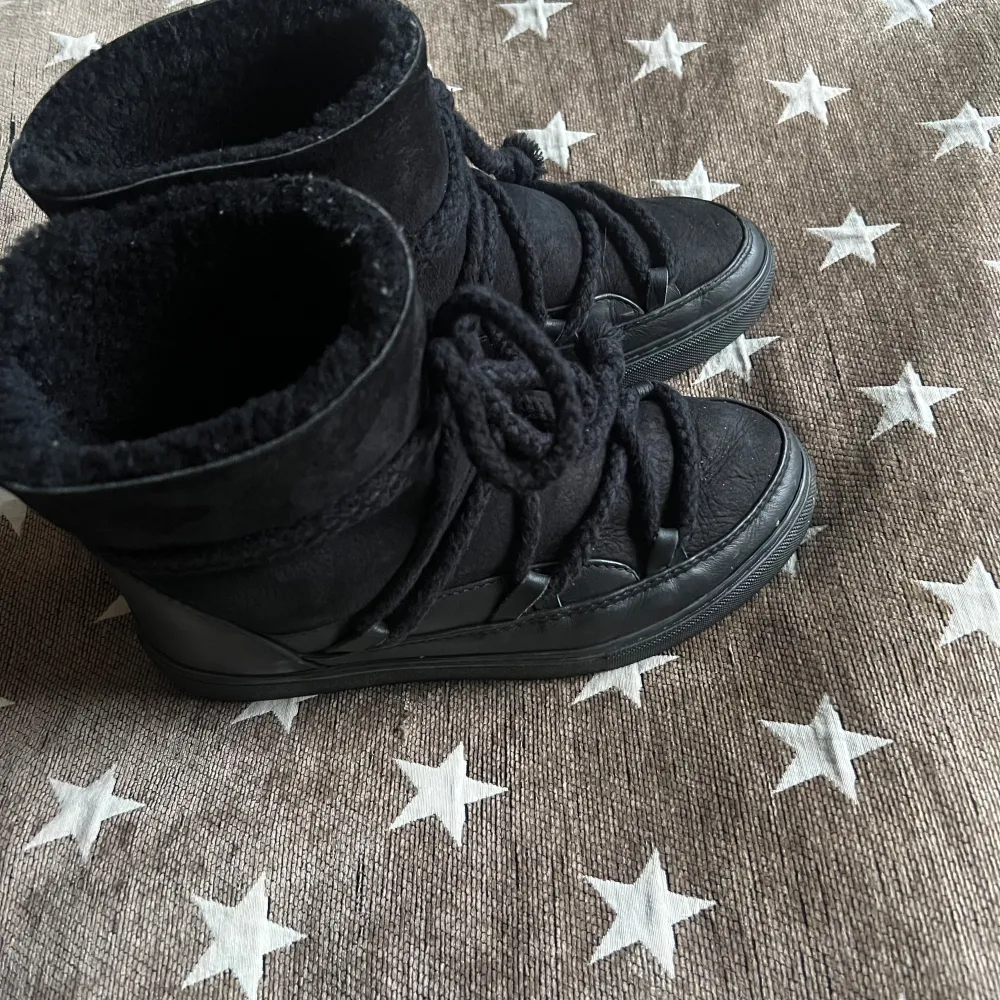 Säljer ett par svarta vinterboots från Inuikii i mycket bra skick. Strl 39 och passar mig perfekt som vanligtvis har strl 39. . Kengät.