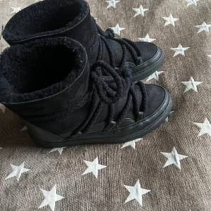 Svarta vinterboots från Inuikii - Säljer ett par svarta vinterboots från Inuikii i mycket bra skick. Strl 39 och passar mig perfekt som vanligtvis har strl 39. 