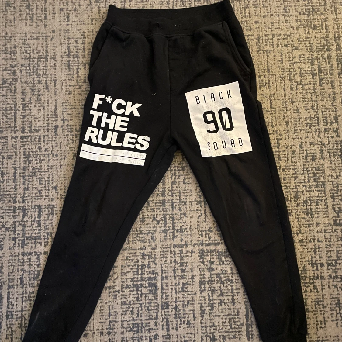 Svarta mjukisbyxor med tryck