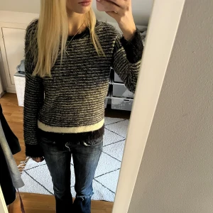 Randig stickad - Säljer en snygg och mysig randig tröja från Replay. Jätte bra skick 