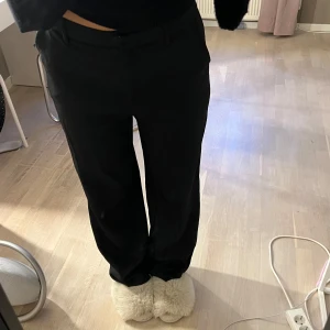 Svarta kostymbyxor - säljer dessa sköna svarta kostymbyxor i bra skick. de är högmidjade men går att dra ner de så de blir lägre! 