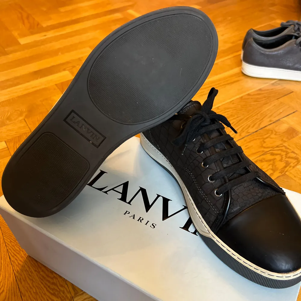 Lanvin sneakers i mycket bra skick uk 9. Skorna har ett coolt krokodilmönster och svarta snören. De har en vit sula som ger en snygg kontrast. Perfekta för både vardag och fest!. Skor.