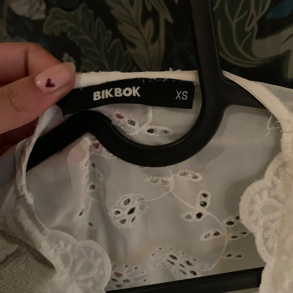 Jättesöt krämvit/vit spets blus från Bikbok i strl XS💗 blusen stängs med hjälp av en tryckknapp på framsidan. Säljer då den inte kommer till användning. Skriv vid frågor och funderingar💗. Blusar.