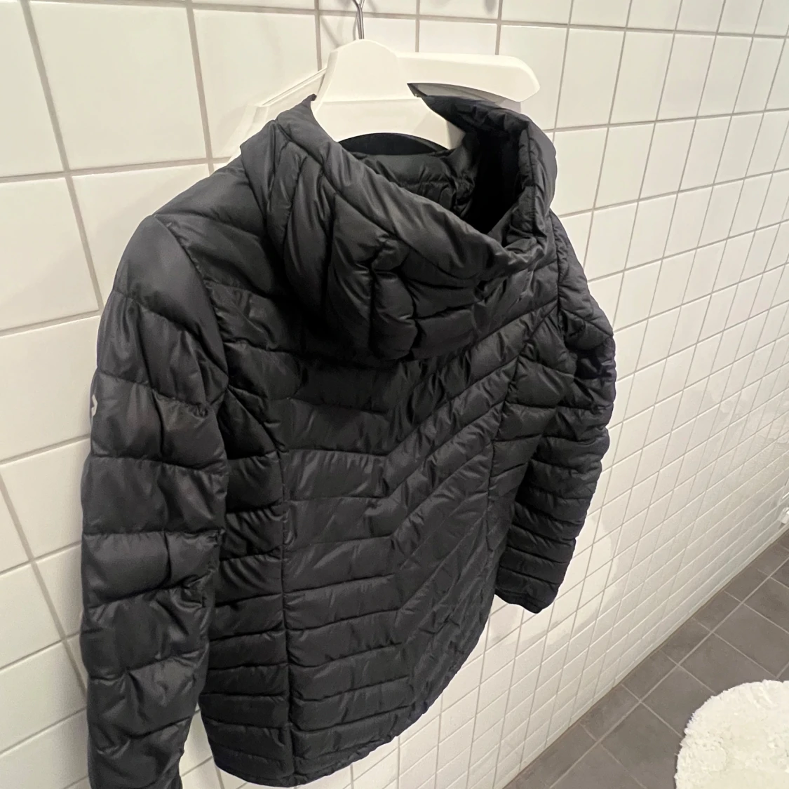 Svart dunjacka från Peak Performance - 92