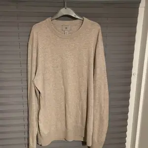 Säljer en stilren beige tröja från H&M i slim fit. Perfekt för både vardag och lite finare tillfällen. Tröjan är långärmad och gjord i ett mjukt material som känns skönt mot huden. Passar bra till höst och vår. 🧥✨