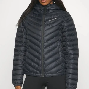 Peak Performance dunjacka - Snygg dunjacka som är ifrån Peak Performance!! Den är i ett väldigt bra skick😊Storleken är 150, vilket är juniorstorlek men skulle säga att det passar om man annars har XXS/XS💕Nypris är runt 2000-2500 kr