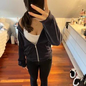 Mörkblå hoodie med dragkedja - Säljer en mysig mörkblå hoodie med dragkedja (luddigt material)💕