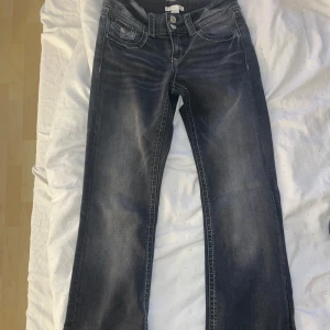 Grå jeans från Gina Tricot - Säljer ett par snygga grå jeans från Gina Tricot i storlek 158. De har en klassisk femficksdesign med dubbla knappar och dragkedja fram. Jeansen har en cool tvättad look och är perfekta för både vardag och fest. Helt i nyskick, aldrig använda 💕💕