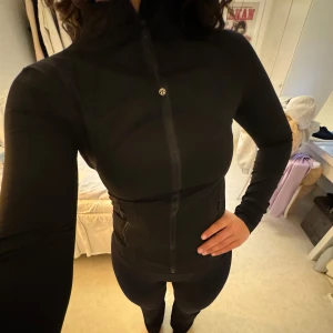 Define jacket Lululemon - Helt oanvänd med prislappar kvar. Fått i present men returtiden hade gått ut. Står storlek” 4”, jag skulle säga att den sitter som en S/36/38🩷