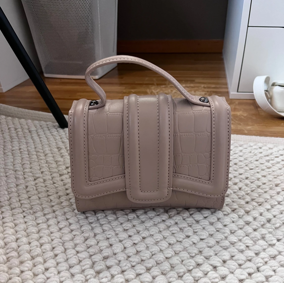 Beige axelväska med krokodilmönster