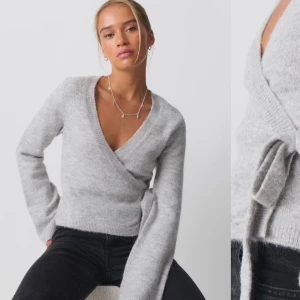 Grå slutsåld Gina tröja - Säljer denna super fina stickade tröjan från ginatricot som är helt slutsåld i grååå🥹💖🥰😝den är andvänd endast 2 gånger och gästade för denna TikTok på bilden 