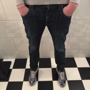 Lee Jeans - Säljer ett par populära jeans från märker Lee, riktigt snygga och sitter väldigt bra. Modellen är 188cm. Det är mycket bra skick på jeansen. Hör av er vid intresse✌🏼