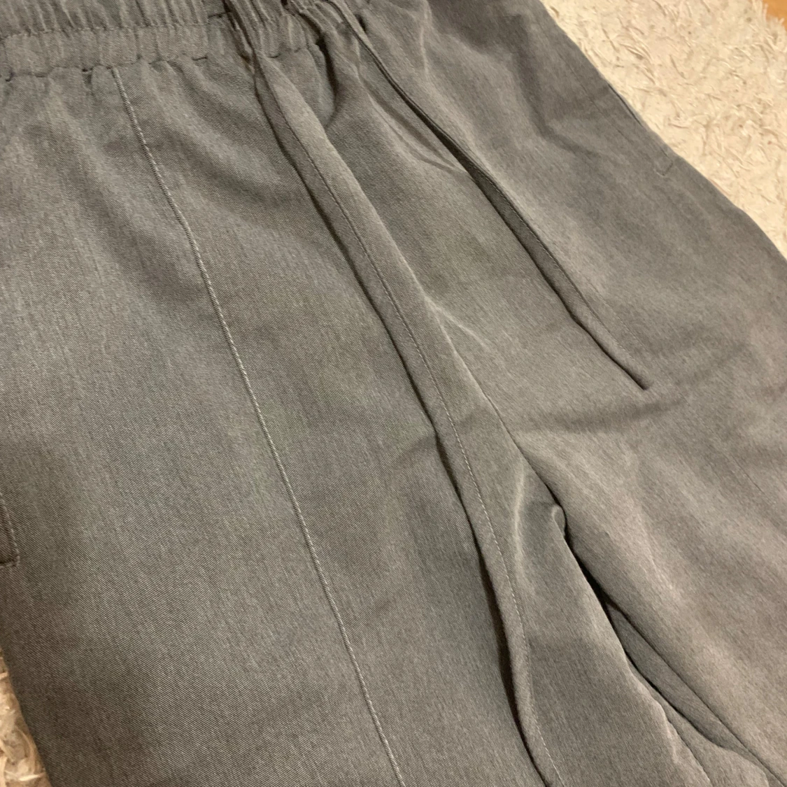 Grå byxor från Dazy - 91