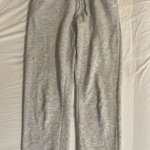 mjukisbyxor - Det är ett par väldigt sköna mjukisbyxor. Känner att jag inte har en användning av dom längre. Det är storlek XXS men går att använda som XS eftersom dom är rätt så stretchiga vid midjan och låren. Byxorna är köpta för mer än vad priset är lagt på.