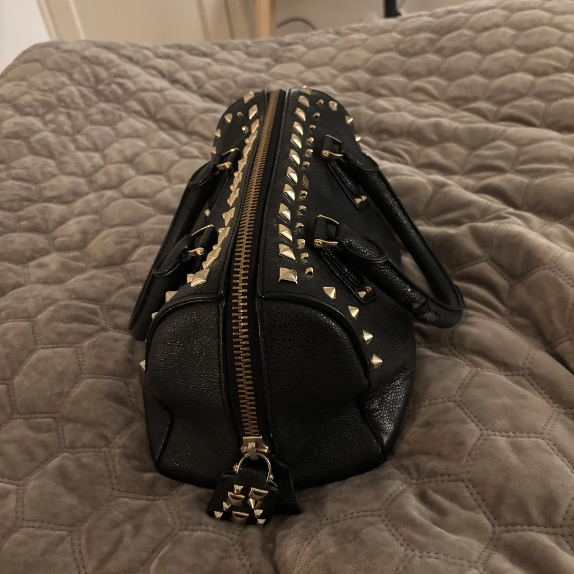 Svart handväska med nitar - 90