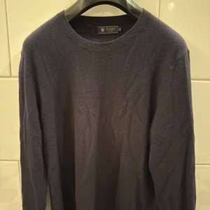 Riley tröja  - Väldigt snygg tröja grön Riley, storlek M och passar bra till allt, passformen är väldigt bra och skicket är mycket bra 😊