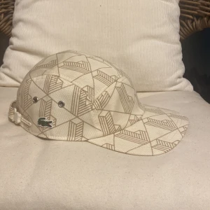 Lacoste Monogram keps  - Nyskick! Självklart äkta. Extremt sällsynt. Herrstorlek m