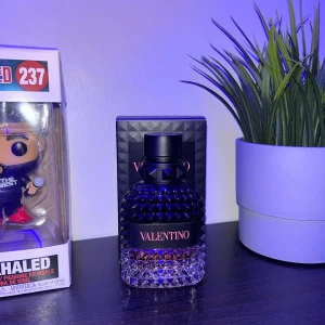 Valentino coral fantasy - Säljer min Valentino coral fantasy 50ml och jag har använt ungefär 5ml. Det är en underbar kryddig tobacco doft för den kalla säsongen. Parfymen skickas i parfymkartongen.