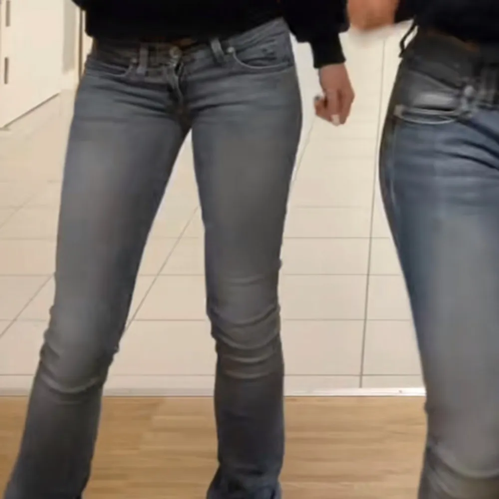 Säljer ett par snygga lågmidjade bootcut jeans i bra skick från Zara⭐️. Jeans & Byxor.