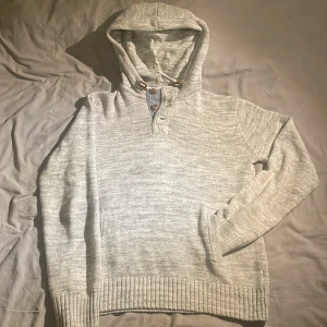 Grå hoodie från L.O.G.G. - Mysig grå hoodie från L.O.G.G. i mjukt material. Sjukt snygga detaljer såsom knappar och läder detaljer. Perfekt för kyliga dagar och avslappnade stunder. Ribbstickade muddar vid ärmslut och nederkant ger en skön passform.// Tveka inte på att höra av dig vid frågor eller andra behov. Priset är ej hugge ti Sten vid en snabb affär!!!!🫣💯💯💯🎉🎉🎉👍👍