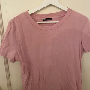 Rosa T-shirt Zara - En söt mini-t-shirt från Zara i rosa! Den är i storlek M men passar bäst som S. Varan är använd men utan defekter💕