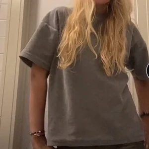 Tjockare grå t-shirt🩶 - Såå fin modell och skön 🩶❤️‍🔥