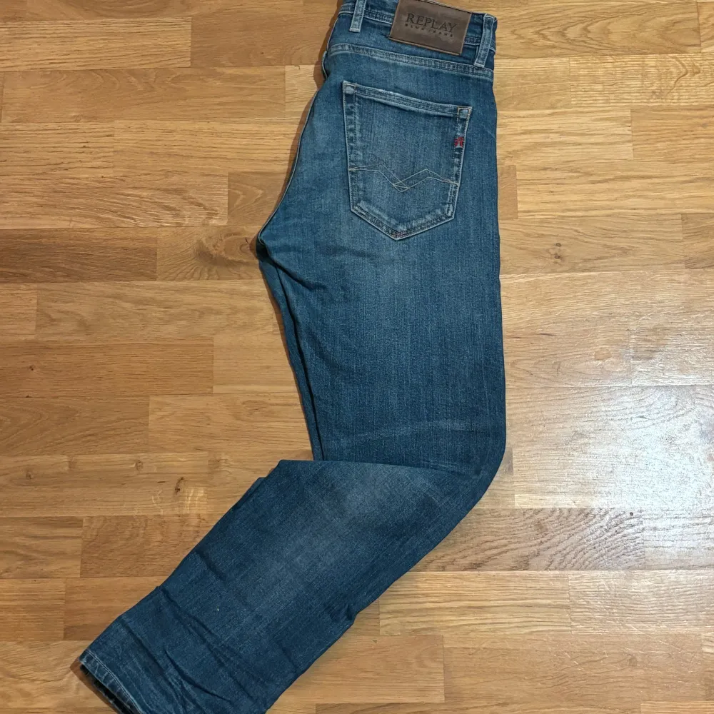 Säljer ett par snygga blå jeans från Replay i bra skick.  W30/L30 . De har en klassisk femficksdesign och är perfekta för både vardag och fest. Jeansen har en normal passform och är tillverkade i slitstarkt denim. Perfekta för höst och vår!. Jeans & Byxor.