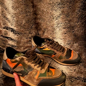 Valentino rockrunners  - Säljer ett par stiliga valentino rockrunners i camouflage-mönster. 🌃Perfekta för vardag och fest De är i mycket bra skick och har snörning för bästa passform.