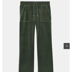  gröna juicy byxor🫶🏼 - Säljer mina gröna juicy couture byxor då jag inte riktigt tycker att färgen passar mig. De har inga defekter förutom att ”knapparna” (på sista sliden) har åkt av, därav priset. Kontakta för fler frågor🫶🏼