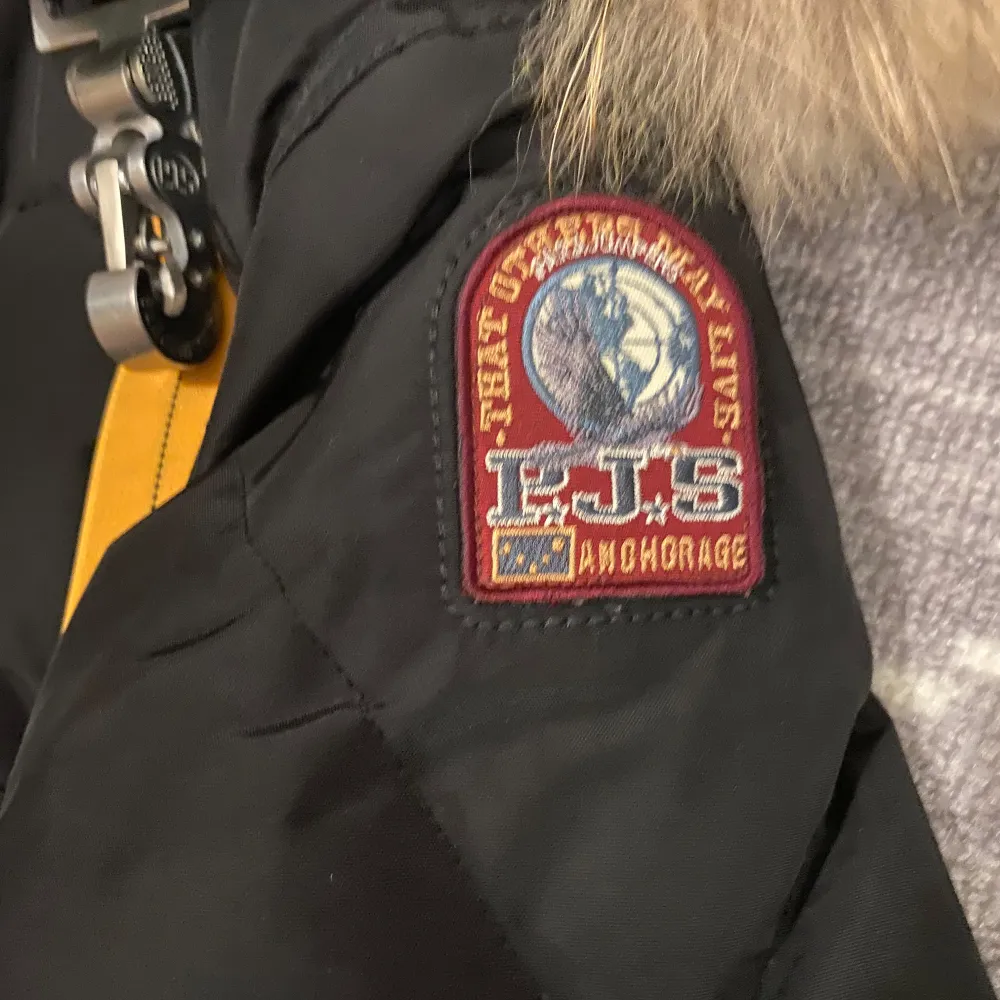 Säljer en svart Parajumpers long bear i mycket bra skick. Jackan är perfekt för vintern med sin varma och skyddande design. Den har flera praktiska fickor och en slim fit passform. Använd 2 vintrar så den är i mycket bra skick. . Jackor.