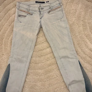 Ljusblå jeans från Miss Sixty - Säljer ett par snygga o coola ljusblå jeans från Miss Sixty i bra skick. De är bootcut med annat tyg och är jättelågmidjade. Jeansen har coola dragkedjedetaljer på fickorna. Perfekta för både vardag och fest! Pris kan diskuteras eftersom dom är lite korta💕💕