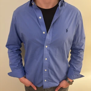 Ralph Lauren skjorta - Vi säljer nu en riktigt schysst och fräsch Polo skjorta i bra skick!  Storlek M,  Nypris:ca 1599kr💰