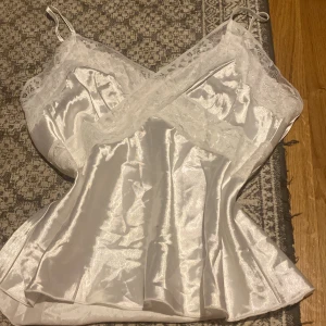 Satin spets linne - Nyskick fint satin linne🤌🤌