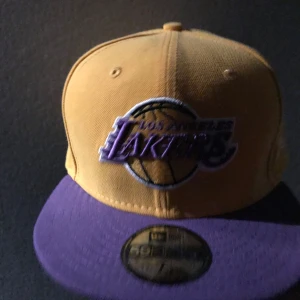 Los angels lakers keps  - Säljer keps som inte är använd. Helt nya 