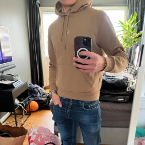 Ralp lauren hoodie - Säljer en snygg beige hoodie i mycket bra skick. Den har en klassisk design med känguruficka och justerbar huva. Perfekt för både höst och vår, och passar till det mesta i garderoben. Skön och stilren!