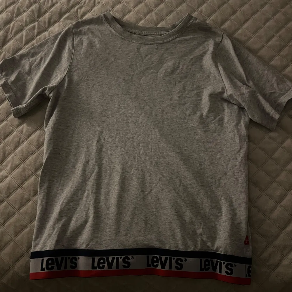 Säljer en grå levi’s tröja som ej kommer till användning längre. Använde den förut som pyjamas då den är superbekväm. Den är i storlek 152, men passar mig väldigt bra (jag är 164).❤️. Puserot.