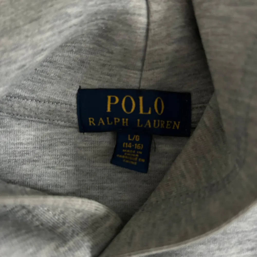 Säljer en snygg grå hoodie från Ralph Lauren i storlek L (14-16 år) så mer som en XS. Den har en stor Polo-logga på bröstet och en magficka. Superbekväm och i mycket bra skick!. Hoodies.