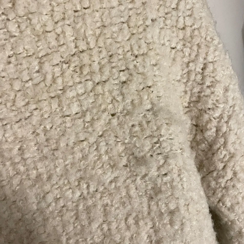 Mysig beige stickad tröja från Gina Tricot i storlek XS. Perfekt för kyliga dagar med sin fluffiga textur och långa ärmar. Tröjan har en rund halsringning och är i mycket bra skick. Passar perfekt till både vardag och mysiga hemmakvällar. . Tröjor & Koftor.