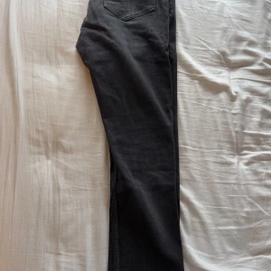 Jeans Tiger of Sweden - Säljer ett par snygga grå jeans från Tiger of Sweden i modellen Evolve. Är i bra skick då dem bara är använda ett par gånger. 