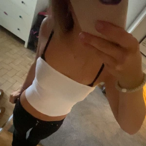 Vit tubtopp - Säljer en snygg vit tubtopp i mycket bra skick. Perfekt för sommardagar eller en utekväll. Köpt för 150kr på Gina tricot knappt använd ca 5 gånger