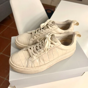 Beige sneakers med krokodilmönster - Säljer ett par beigea sneakers med krokodilmönster. Köpta i vanlig skobutik. Har lite tecken på användning, men inte överdrivet. Originalpris: 1 100kr Storlek: 37. Pris kan diskuteras. Hör av dig om du är intresserad. 🩷
