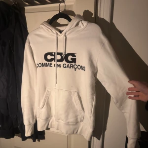 Vit Cdg Hoodie - Storlek S men sitter lite mindre Skick 10/10 förutom den lilla lilla pricken precis över fickan men tar bort den innan du köper. Svåra och få tag på. Hör av er vid frågor eller funderingar ✌️