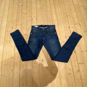  Replay Anbass  - Säljer ett par snygga blå jeans från Replay, modell Anbass. De har en slim passform och fins inga tecken på användning. Perfekta för både vardag och finare ärenden👍Säljer de just för att de var för stora i storleken.