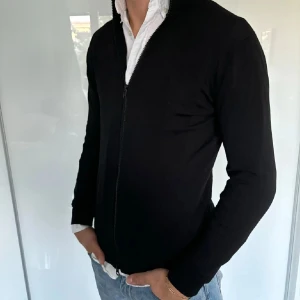 Genti kofta M - - Kofta från märket Genti i storlek M, men passar även S - Bra skick, inga defekter  - Modell på bild är 182/67kg. - Hör av dig vid eventuella frågor! Mvh  