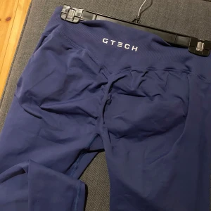 Blå träningstights från GTech - Säljer ett par Mörkblå scrunch tights från Gtech, från Performance kollektionen. Nypris 499kr & i storlek L. Använda några gånger men i superbra skick. Lite tjockare material men fortfarande supersköna & stretchiga. Tightsen är som DFYNE’s tights, de har samma scrunch & konturer. De är Supersnygga & framhäver verkligen rumpan. 
