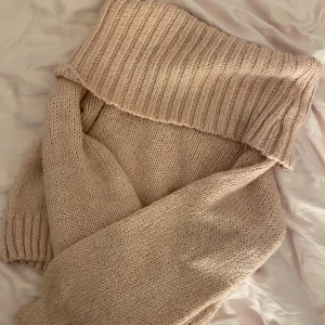 Off shoulder sweater💘 - Säljer min off shoulder knitted sweater från Gina i nytt skick, har använt den 4-7 gånger men den är i nytt skick. Skriv om det finns fler frågor💘🍂
