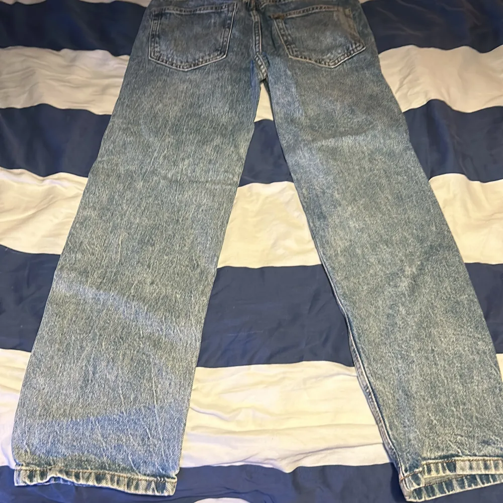 Säljer ett par klassiska blå jeansbyxor i bra skick. De har en loose passform och är perfekta för en avslappnad stil. Byxorna har en traditionell femficksdesign och är tillverkade i slitstarkt denim. Perfekta för både vardag och helg! Tvättas innan. Farkut & Housut.